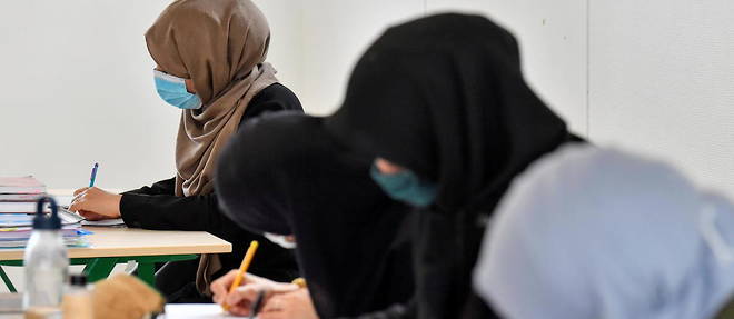 Etudiants a l'Institut europeen des sciences sociales (IESH) dans un cours sur le Coran.
