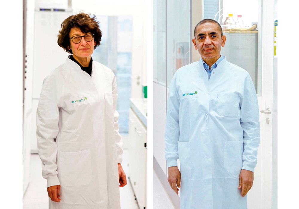 
        Eureka ! Les chercheurs Ozlem Tureci (a g.) et Ugur Sahin (a dr.), fondateurs du laboratoire BioNTech (associe a Pfizer), ont developpe un vaccin prometteur.