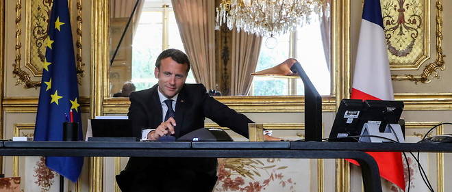 Le president francais Emmanuel Macron au telephone dans son bureau de l'Elysee.
