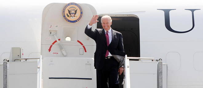 Joe Biden, alors vice-president americain, arrive en 2009 a Pristina, au Kosovo.
