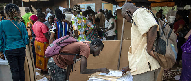 Les electeurs burkinabe sont appeles aux urnes ce dimanche, mais le contexte, marque par la pandemie de coronavirus et une profonde crise securitaire, est particulierement difficile.
