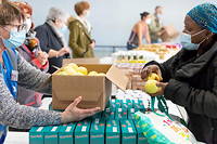 Distribution d'aide alimentaire par le Secours populaire à Poitiers, le 5 novembre 2020.  

