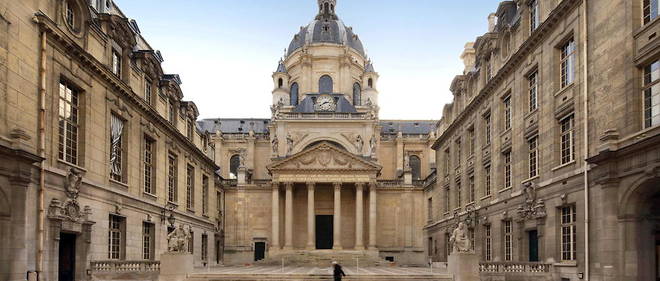 Cour d'honneur de l'universite de la Sorbonne.
