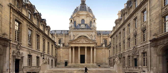 Cour d'honneur de l'universite de la Sorbonne.

