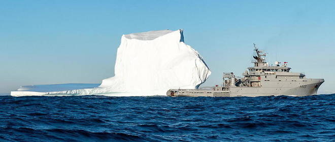 Le << Rhone >> passant devant un iceberg au large du Groenland en septembre 2020.

