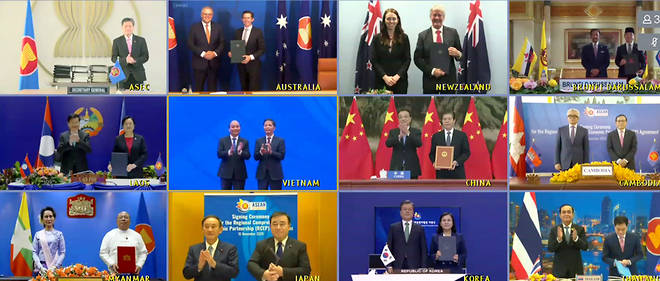 Les dirigeants de 15 pays d'Asie assistent par video a la ceremonie de signature de leur accord creant la plus grande zone de libre-echange du monde, le 15 novembre dernier.
