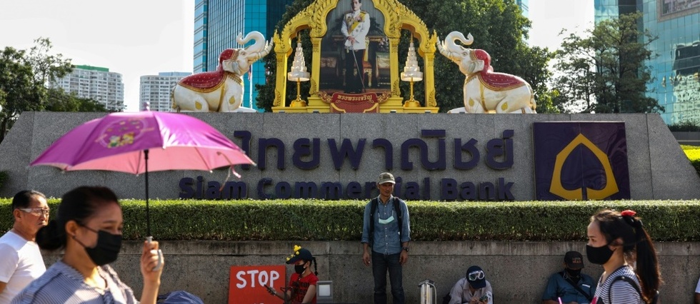 Thailande: les manifestants pro-democratie ciblent la fortune royale malgre les menaces de lese-majeste