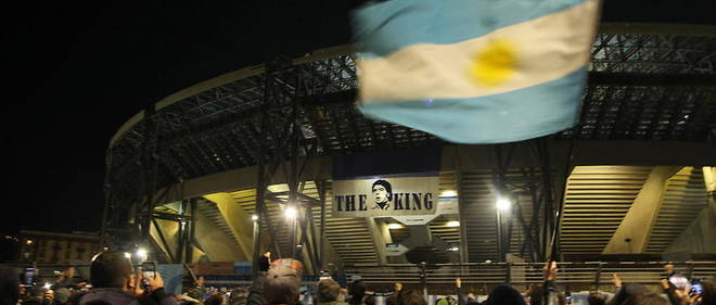 De nombreux supporteurs du Napoli ont rendu hommage a Maradona devant le stade San Paolo.

