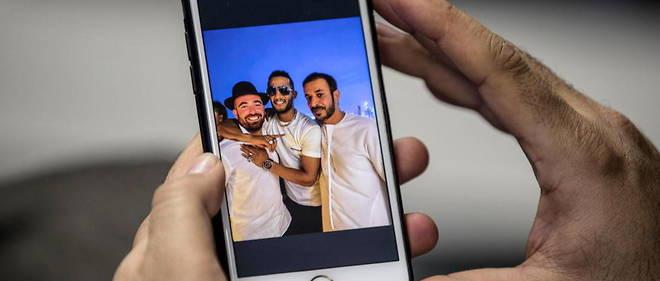 Le cliche de l'artiste egyptien Mohamed Ramadan (au centre) en compagnie du chanteur egyptien Omer Adam (a gauche) a cree une vive polemique en Egypte. 
