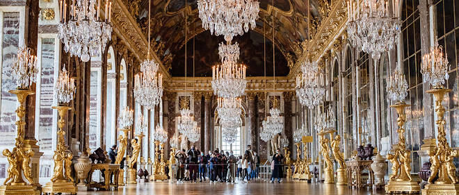 La galerie des glaces du chateau de Versailles. Colbert organisa l'importation en France du savoir-faire des artisans italiens.
