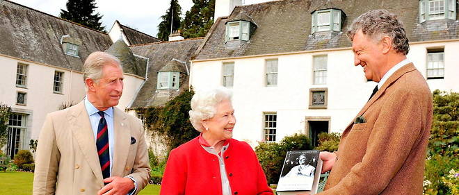 William Shawcross en compagnie de la reine et du prince de Galles en 2009.
