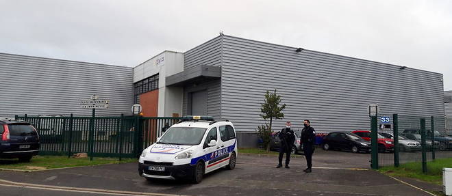 Deux policiers ont ete attaques et blesses mercredi dans une zone industrielle de Herblay dans le Val d'Oise.
