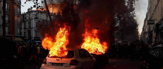 Voiture incendiee a Paris le 28 novembre lors de la manifestation contre la loi securite globale. 
