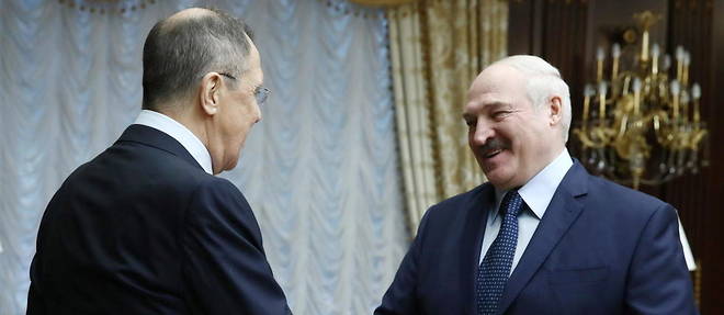 Alexandre Loukachenko avec le chef de la diplomatie russe Serguei Lavrov a Minsk le 26 novembre.  
