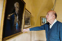 En juin 2015, Valéry Giscard d'Estaing devant le portrait de l'amiral Charles-Henri d'Estaing accroché dans le musée consacré à l'histoire de son septennat au château d'Estaing dans l'Aveyron. 