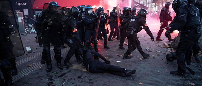 Rassemblement massif pour la marche des libertes a Paris. Plusieurs affrontements durant la manifestation entre la police et les manifestants.
