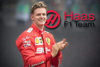 Lors d'une exhibition l'an dernier en Allemagne au volant d'une F1 de son père, Mick Schumacher avait revêtu une combinaison Ferrari, le motoriste de l'écurie HAAS qu'il rejoindra l'an prochain
