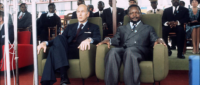 Valery Giscard d'Estaing et Jean-Bedel Bokassa, president de la Republique centrafricaine, assistent le 5 mars 1975 a une ceremonie a Bangui. Le president francais y etait en visite officielle.
