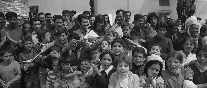 En 1975, moins d'un an apres son election, VGE inaugure une formule de deplacements au Maghreb.
