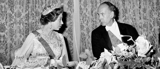 Le president francais Valery Giscard d'Estaing et la reine d'Angleterre Elizabeth lors d'une reception a l'ambassade de France a Londres le 25 juin 1976.
