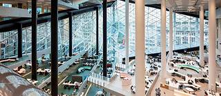  L’atrium de 45 mètres de hauteur constitue le cœur du nouveau siège du groupe Axel Springer.  ©LAURIANGHINITOIU
