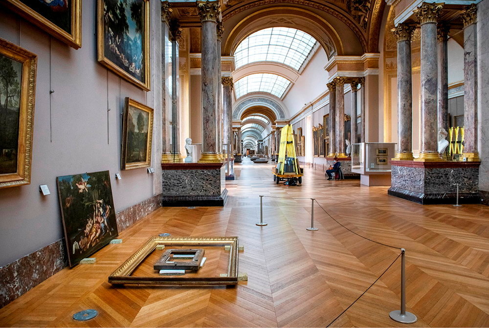 
        Valse. Dans la grande galerie des peintures italiennes, certains tableaux sont decroches de leurs cimaises, d'autres sont precautionneusement transportes sur les << trainards >> du Louvre.