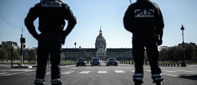 Propos de Macron sur les discriminations: deux syndicats de police appellent a cesser les controles
