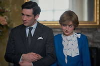 Josh O'Connor (le prince Charles) et Emma Corrin (la princesse Diana) dans la saison 4 de The Crown.  
