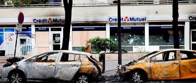 Voitures incendiees lors de la manifestation contre la loi securite globale samedi a Paris.  
