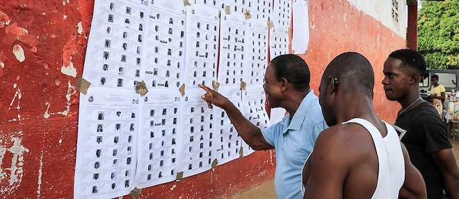 Les Liberiens ont commence a se rendre aux urnes mardi pour approuver ou rejeter les propositions du chef de l'Etat George Weah de reduire le mandat presidentiel et d'autoriser la double nationalite, lors d'une consultation a valeur de test pour l'ancienne star du foot.
