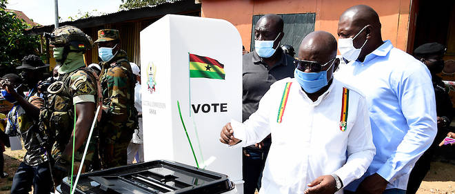 Le president ghaneen Nana Akufo-Addo a ete reelu ce mercredi 9 decembre face a son rival politique historique John Mahama, qu'il affrontait pour la troisieme fois, a l'issue d'un scrutin extremement serre.
