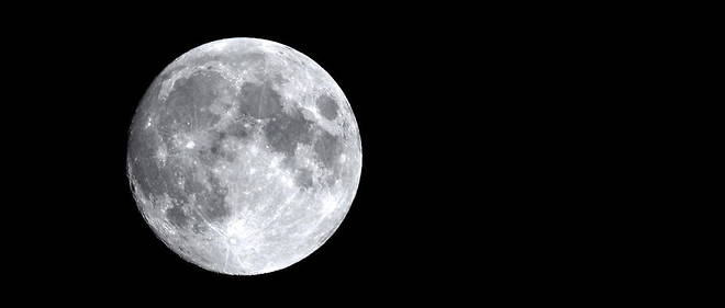 Le dernier etre humain a avoir foule le sol lunaire est Harrison Schmitt en 1972. 
