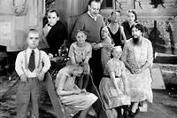 Tod Browning entouré des acteurs principaux de  Freaks  (1932)
