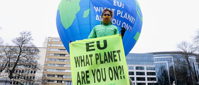 Militant de Greenpeace le 10 decembre a Bruxelles avant un sommet europeen.  
