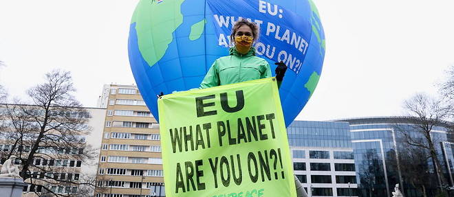 Militant de Greenpeace le 10 decembre a Bruxelles avant un sommet europeen.  
