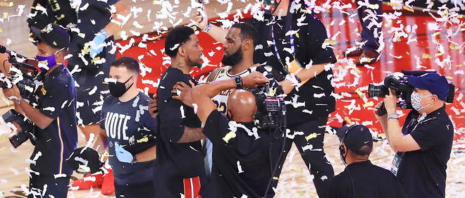 LeBron James a celebre son quatrieme titre de NBA cette annee. 

