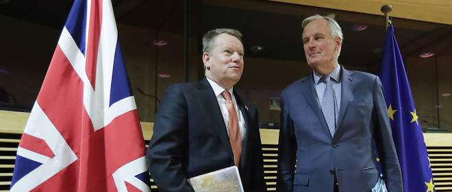 Michel Barnier (a droite), negociateur de l'Union europeenne pour le Brexit, et David Frost, conseiller du Premier ministre britannique, ont jusqu'a dimanche pour trouver un accord et echapper au << no deal >>, mais bien peu y croient encore.
