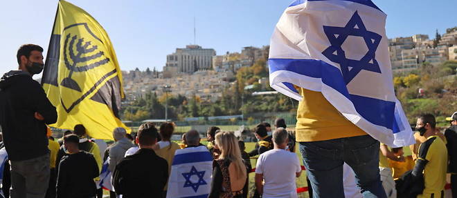 Des supporteurs du Beitar Jerusalem a proximite du terrain d'entrainement en decembre 2020.
