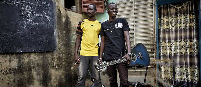 Amadou Guindo (a gauche) et Ali Traore (a droite), membres du groupe Espoir de Niafunke, posent apres une session d'enregistrement pour le label Sahel Sounds a Bamako le 26 octobre 2020. 
