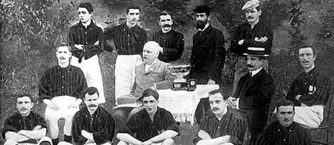 L'equipe du Milan Football and Cricket Club, en 1901. Herbert Kilpin se trouve a gauche, dans le rang du milieu.
