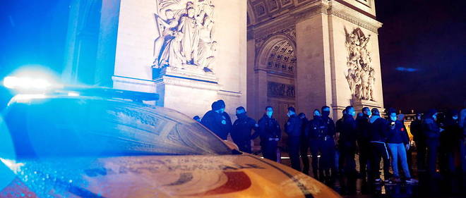 Une centaine de policiers se sont rassembles lundi soir devant l'Arc de Triomphe, a Paris.

