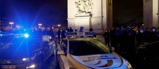 Une centaine de policiers protestent devant l'Arc de Triomphe a Paris