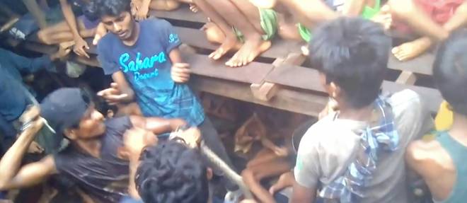 Refugies Rohingyas: une video revele la cruaute des passeurs en mer