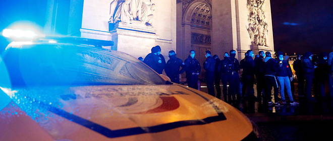 Des policiers manifestant devant l'Arc de Triomphe a Paris, le 14 decembre.
