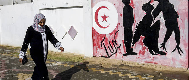 Dix ans apres la revolution de Jasmin, le portrait de Mohamed Bouazizi est affiche sur la facade de La Poste. Chaque jour, des manifestations ont lieu sur place pour reclamer des emplois et plus de justice.
