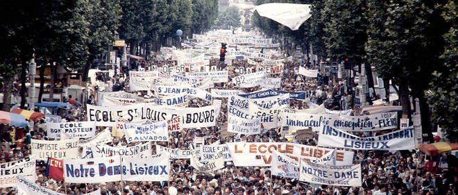 Le 24 juin 1984, la grande manifestation en faveur de l'ecole privee a Paris. Francois Mitterrand, affaibli par les manifestations, decide de reprendre la main en proposant un referendum modifiant la Constitution.
