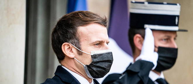 Emmanuel Macron souhaite un referendum pour modifier l'article 1er de la Constitution.
