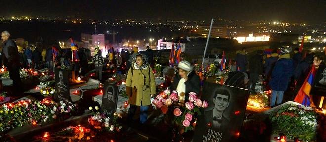 Armenie: des milliers de personnes rendent hommage aux victimes du conflit du Karabakh