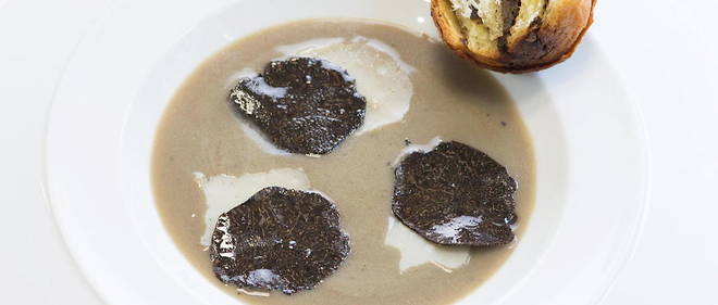 La soupe d'artichaut a la truffe noire de Guy Savoy a Paris
