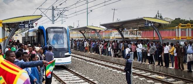Symbole de la presence chinoise en Afrique : le premier tramway realise en Ethiopie. Ici, les passagers font la queue le 20 septembre 2015, jour de l'inauguration a Addis-Abeba, pour embarquer.
